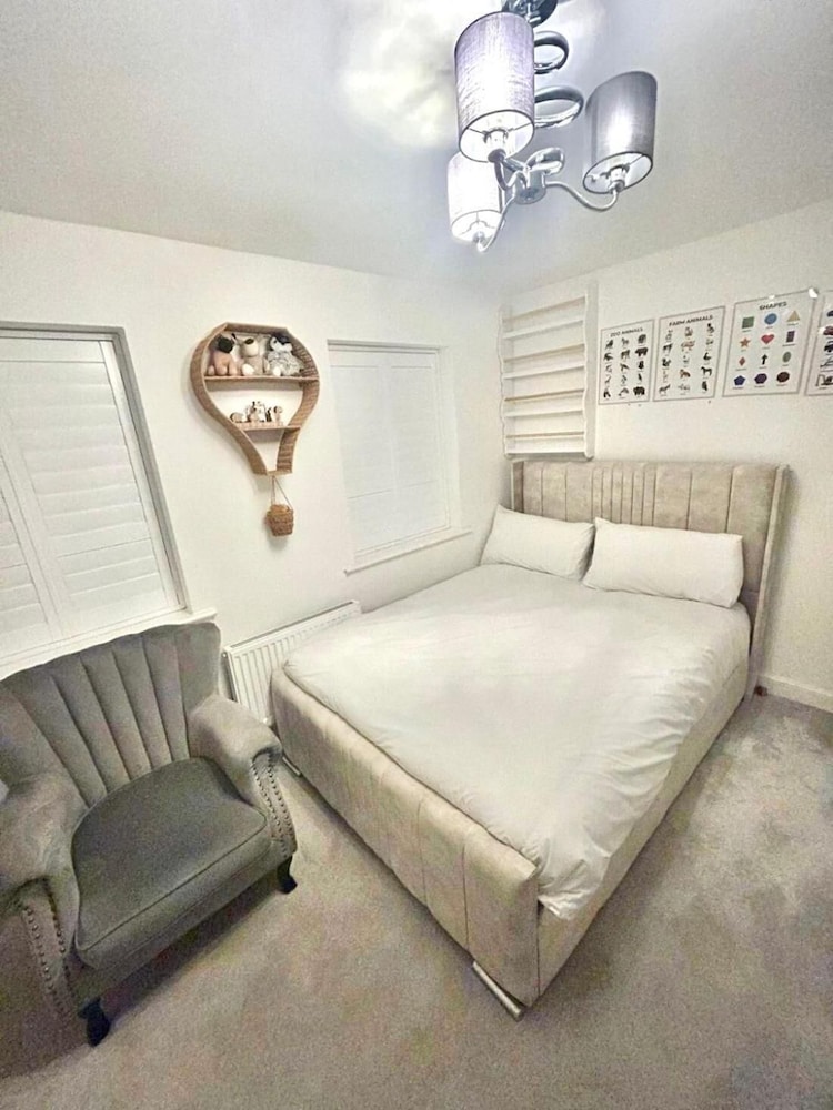 High END Spacious 4 Bed House - Free Parking