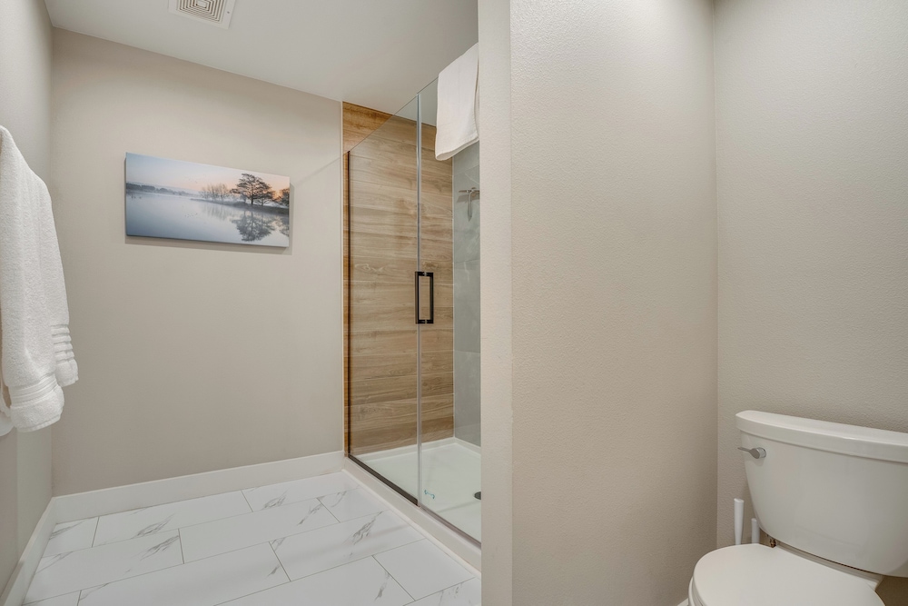 2 Blocks to Downton Chelan: Home w/ Hot Tub!