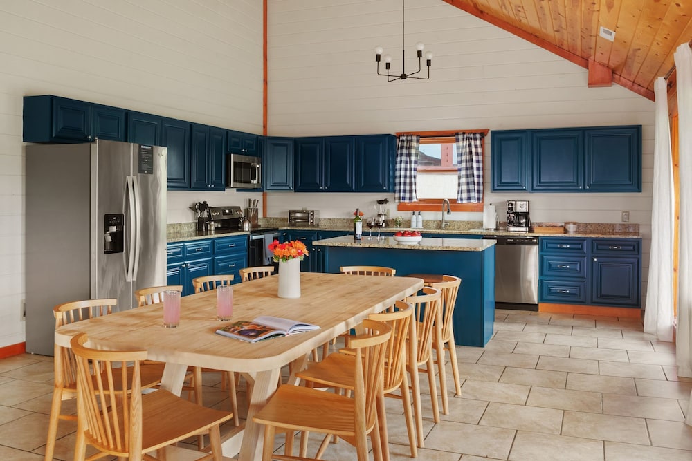 Smoky Ridge Newly Renovated Cabin w Indoor Pool Game Room Theater