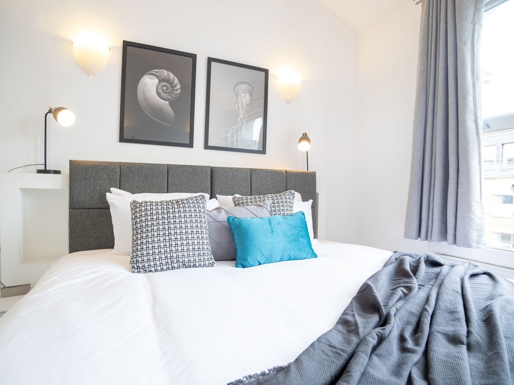 City View Three-bed Premier Apartment London