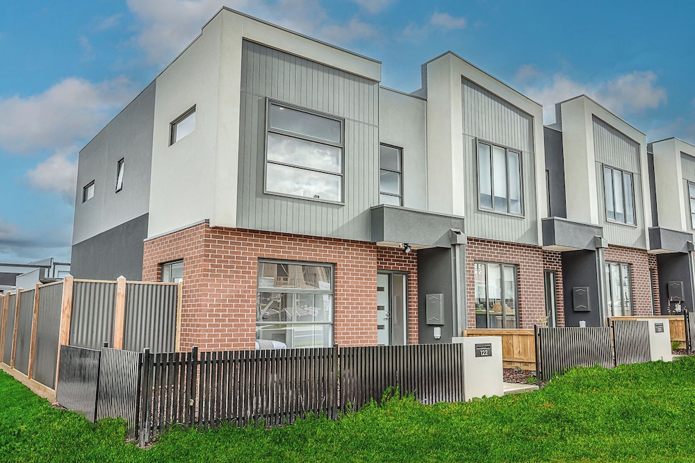 StayAU Fresh Modern 5BR Retreat Netflix in Berwick