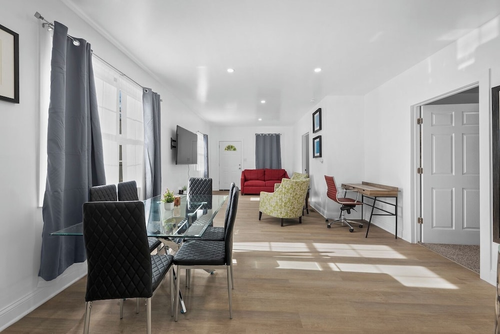 New Downtown Lux 3BR Free Parking, AC & Wi-fi