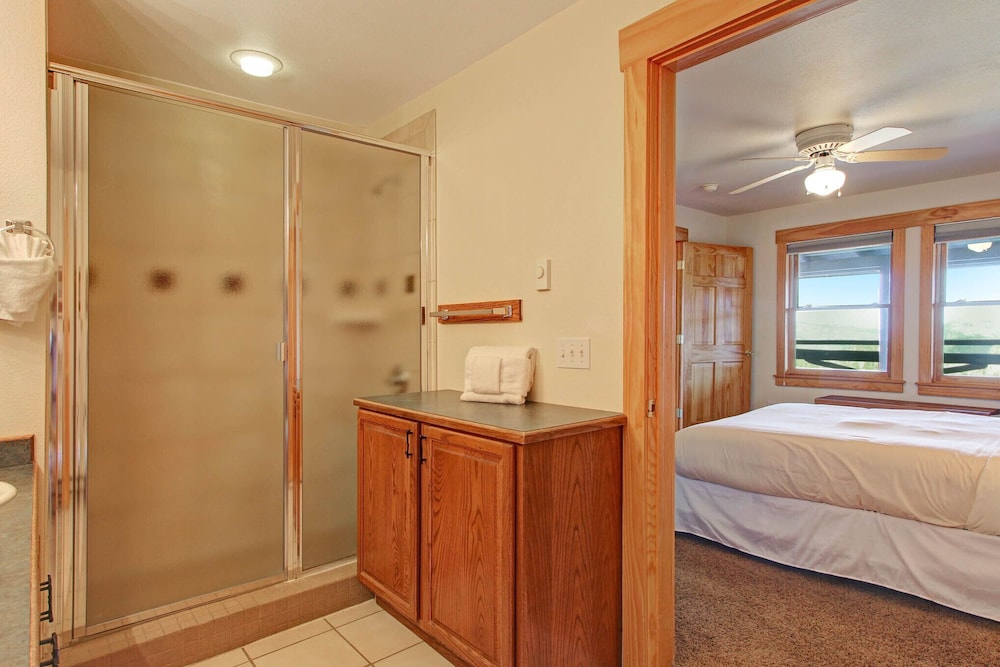 Ptarmigan Mountain 202 3 Bedroom Condo by RedAwning view 4