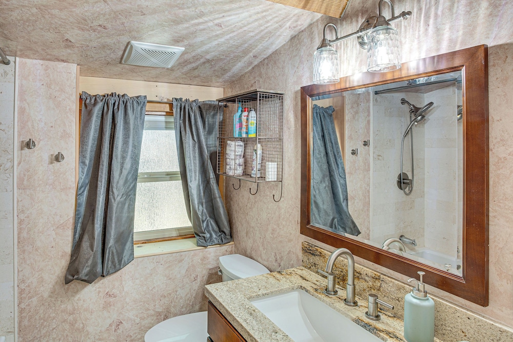 Cabin ~ 1 Mi to Lake Gregory & Hiking!