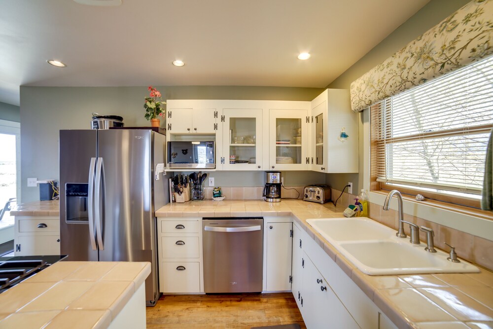 Idaho Vacation Rental ~ 7 Mi to Wind Cave view 5