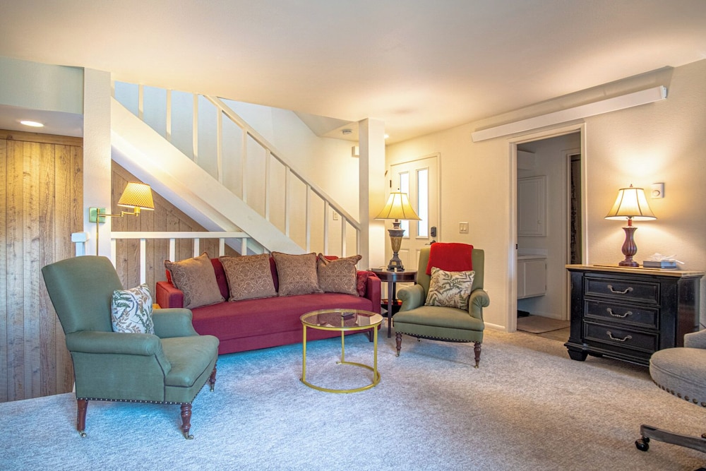 Bonne Vie 2247 Sunny & Spacious 4 Bedroom Condo in the Heart of Elkhorn Village