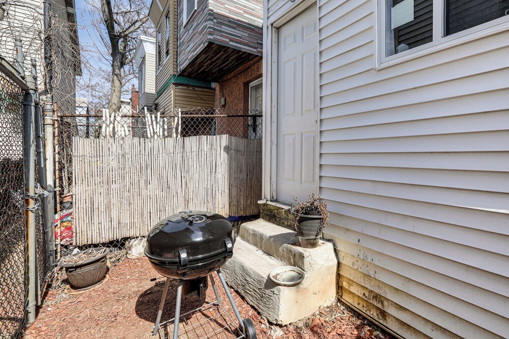 1 Mi to Philadelphia Zoo: Convenient Townhome!