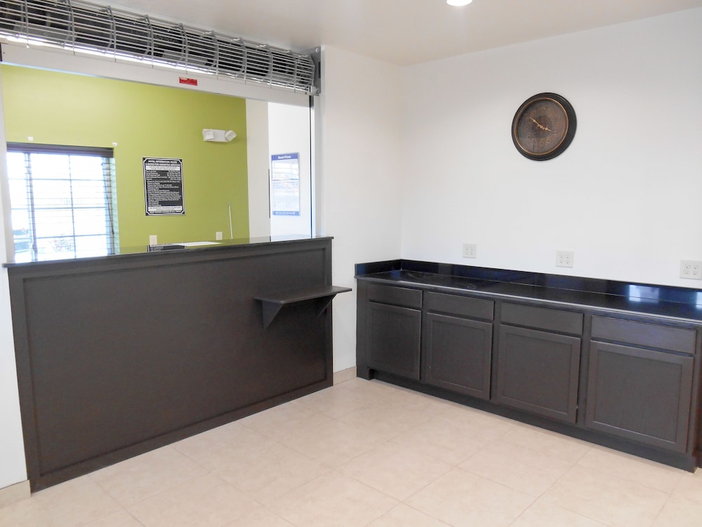 San Antonio Vacations - Super 8 by Wyndham Kenedy - Property Image 38