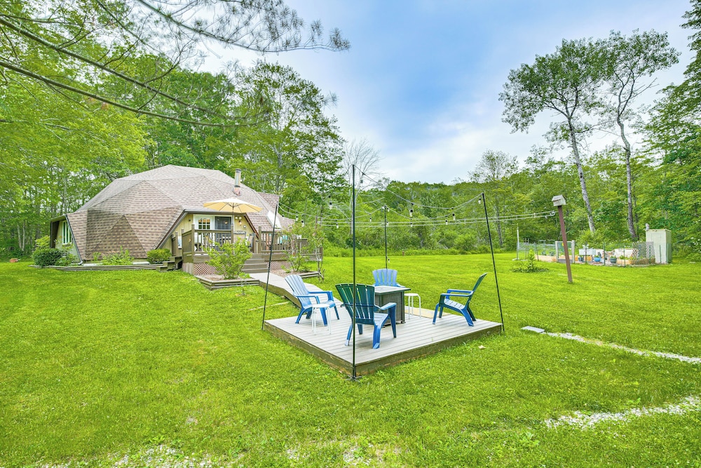 3 Mi to Kent Falls: Nature Escape w/ Deck & Garden