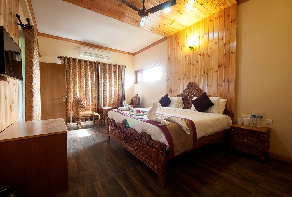 Tuskar's Riverside Resort
