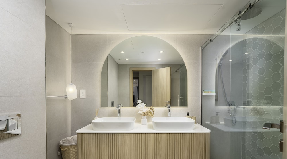 Stunning 2 BR in the heart of Downtown