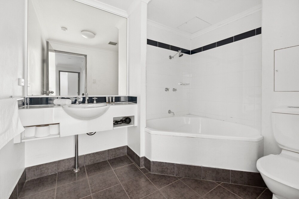 Spacious Inner-west 2-bed With Alfresco Dining