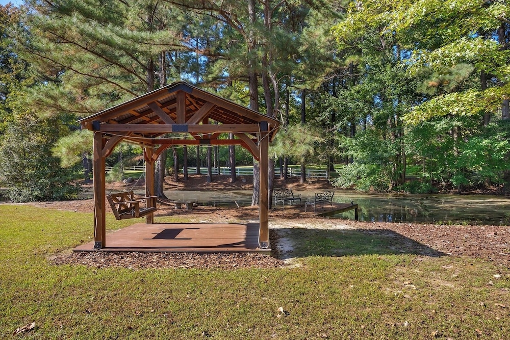 Pet-friendly 3BR Lake House Firepit + Pier