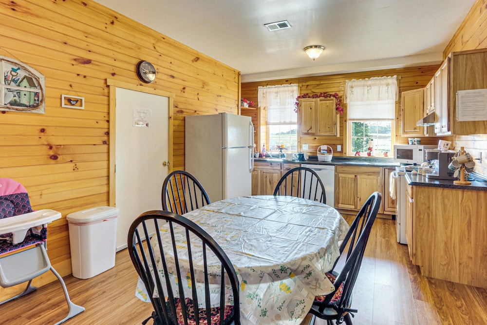 5,000 Sq Ft Antebellum Farmhouse 3 Mi to Antietam!