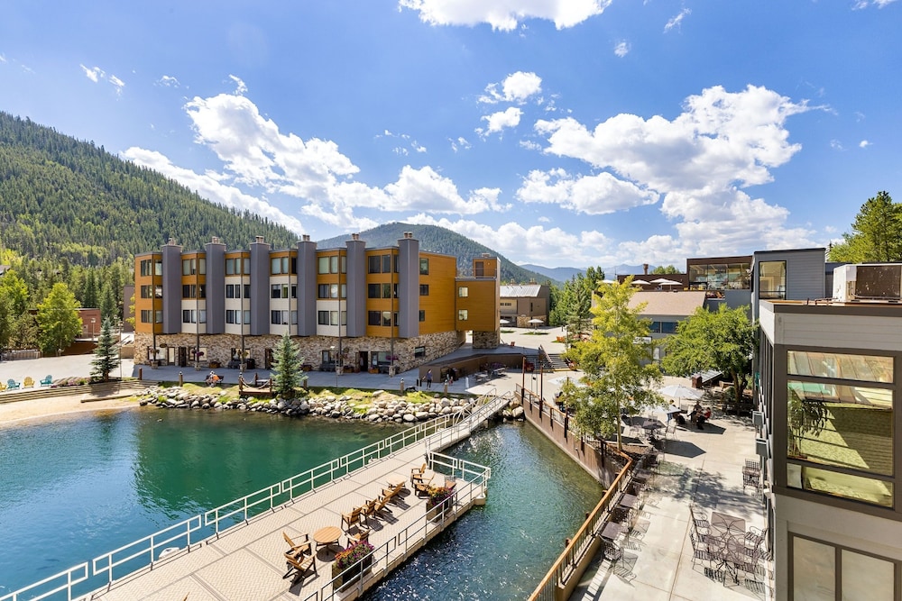 1483 Lakeside 1 Bedroom Condo