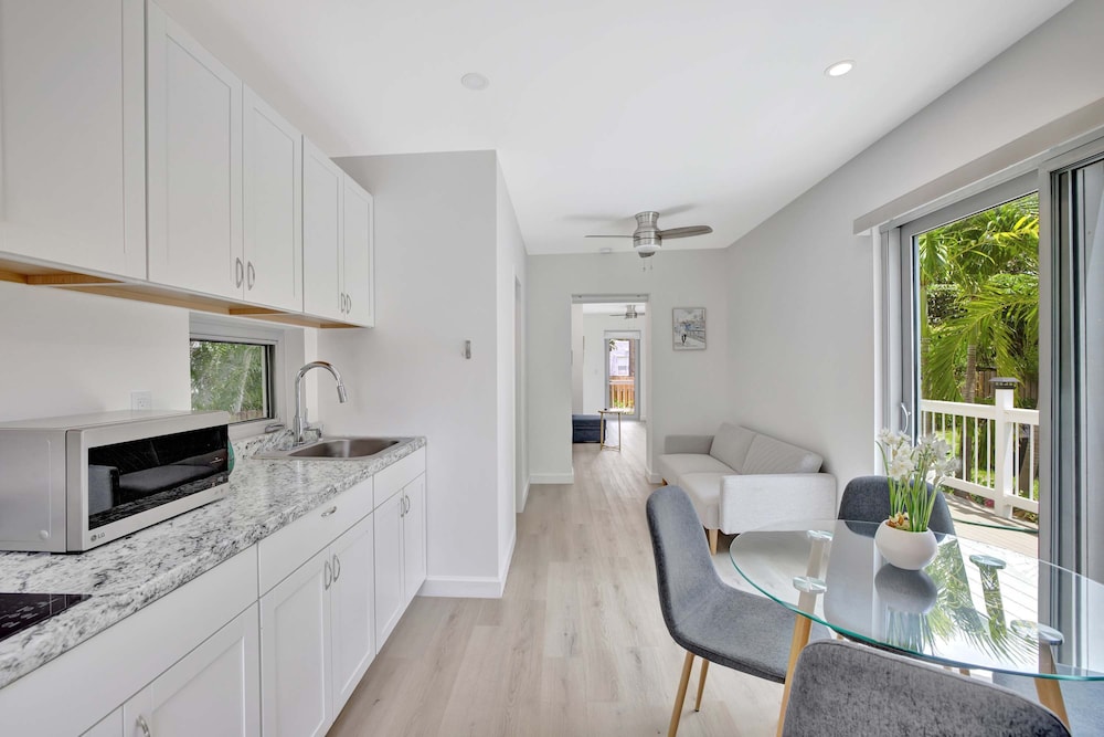 Sunshine Getaway Sleeps 4!