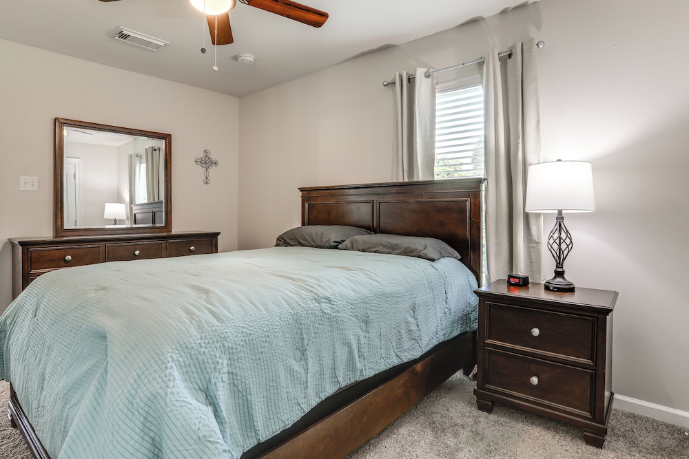 Riverfront Family Retreat w/ Yard in Saint Amant
