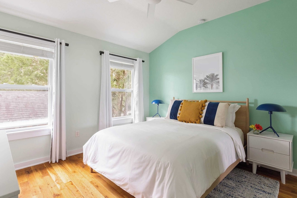 Sleeps 18! 2 Homes, Hot Tub, Game Room, Walk to the Beach Haven & Hidden Grove