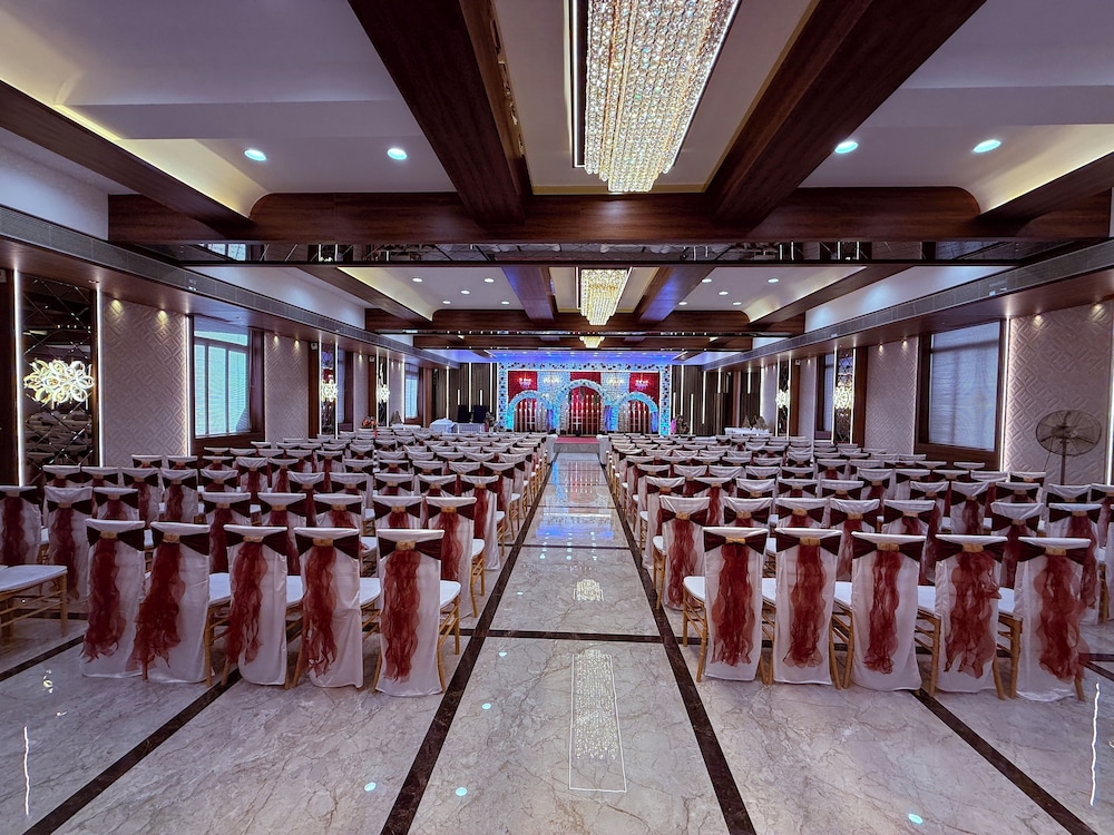 Hotel Saffron Grand Thane