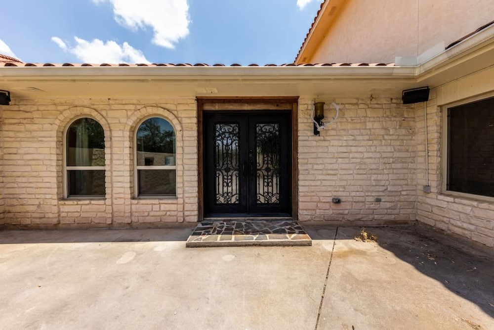 Spacious 90-acre Ranch Ideal for Families Reunions Events Sleeps 13 San Marcos River Access