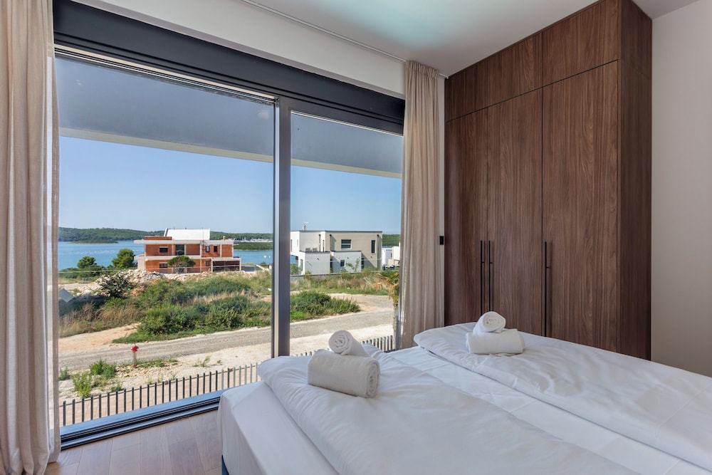 Villa Yana with Pool and Sea View