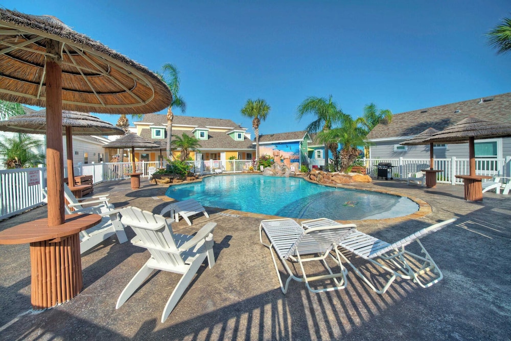 Sleeps 18 2 Beach Homes w/ 2 Pools, Playground, Covered Patios Pirates Bay