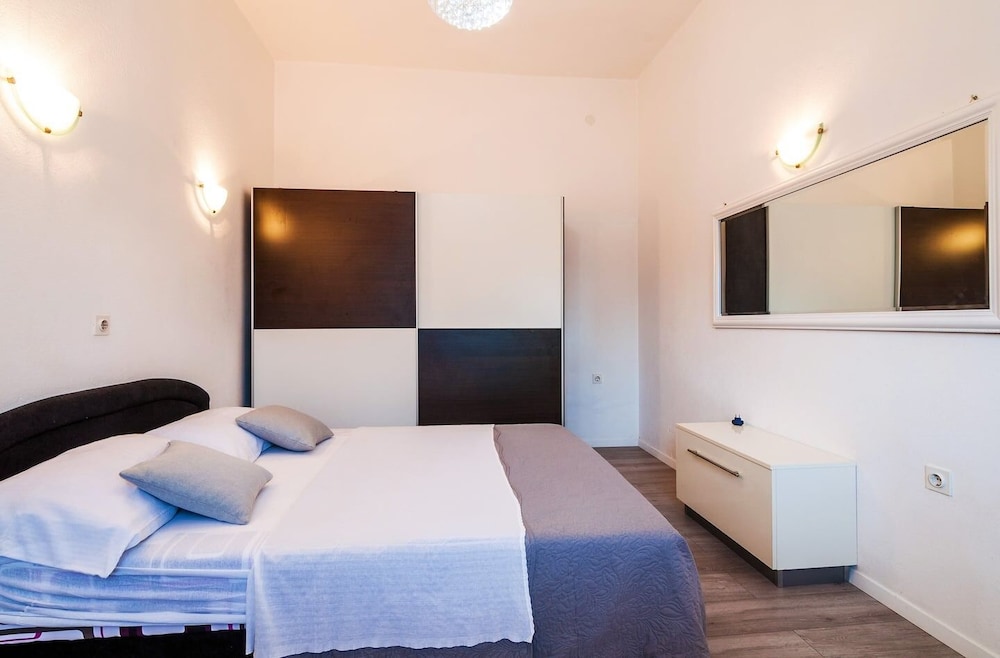 Brane - Free Parking - A3 Frane view 4