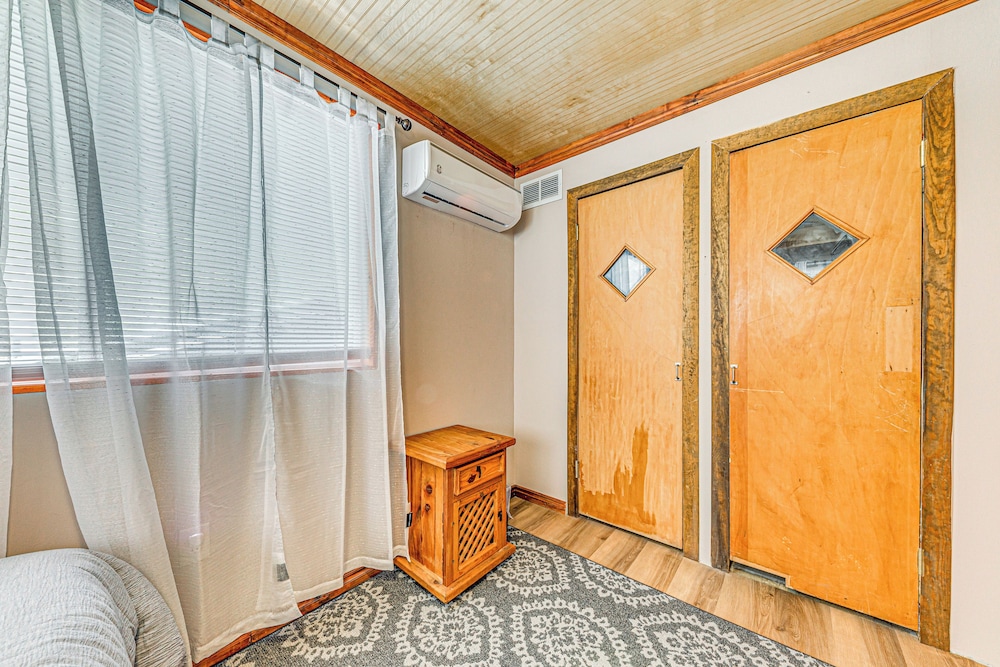 < 1 Mi to Grindstone Lake: Cabin w/ Large Yard!