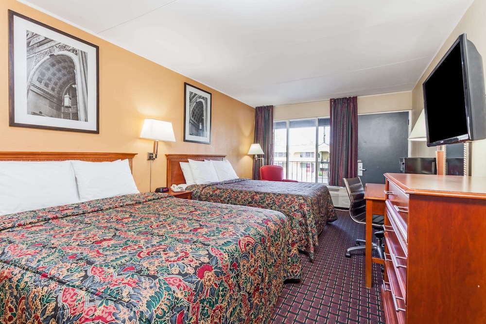 Days Inn by Wyndham Seymour view 5