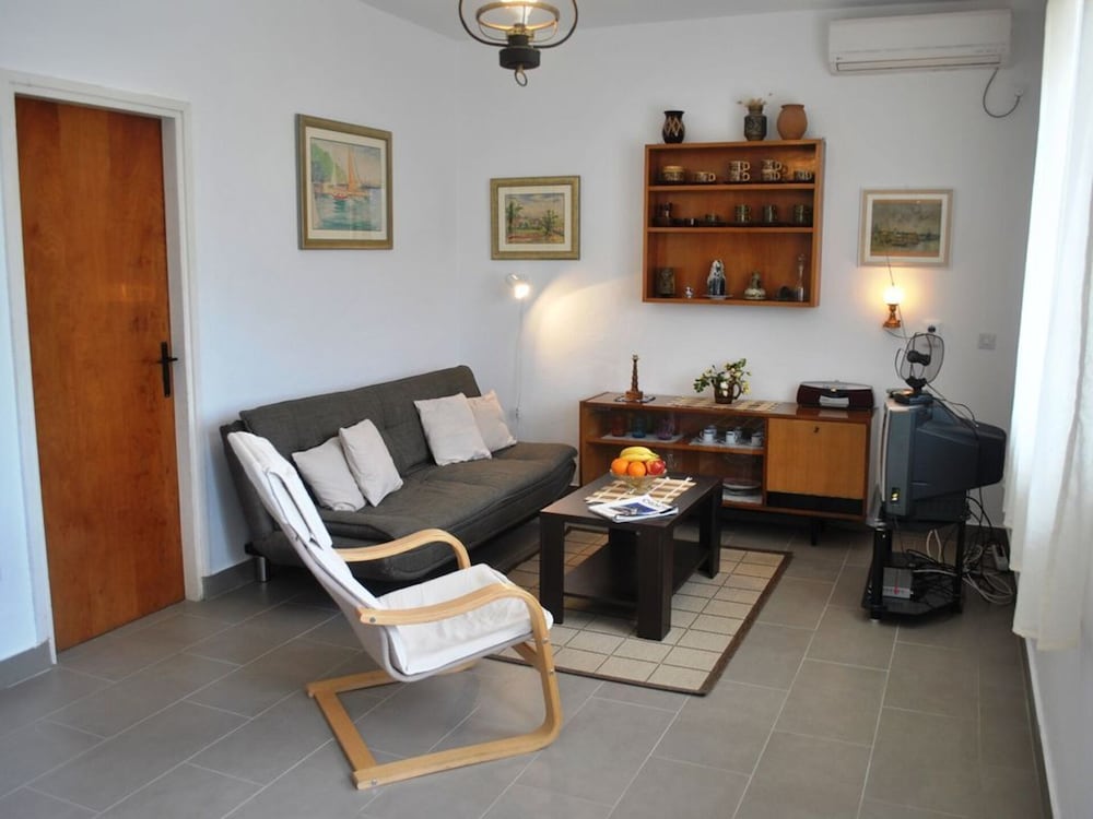 Nice 2-bedroom Private House, 50 m Beach, Sutivan view 2