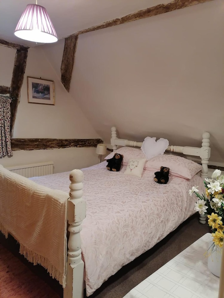 Delightful 3 bed Thatched Cottage Near Winchester view 3