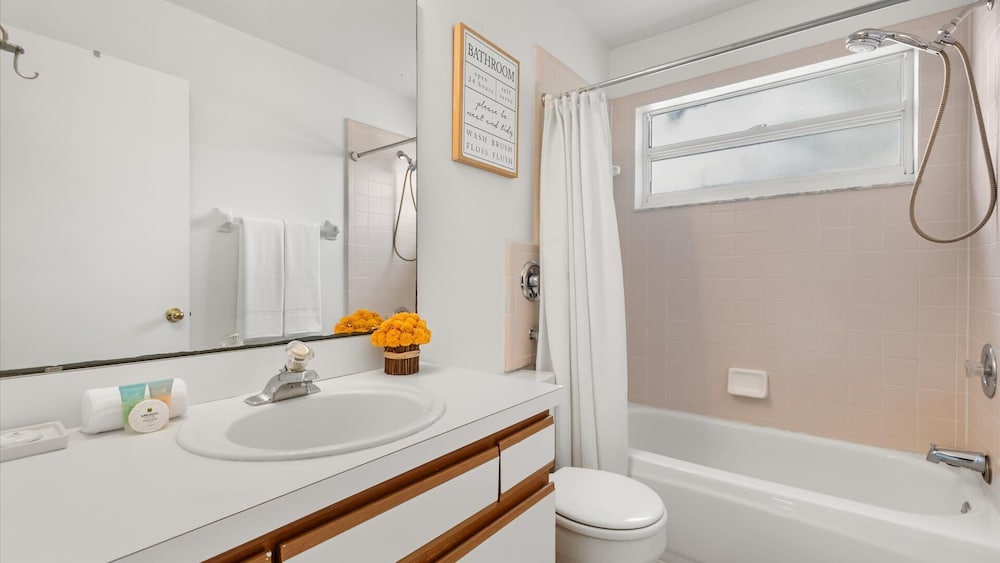 Upstay: Bright Family-friendly Retreat With Patio