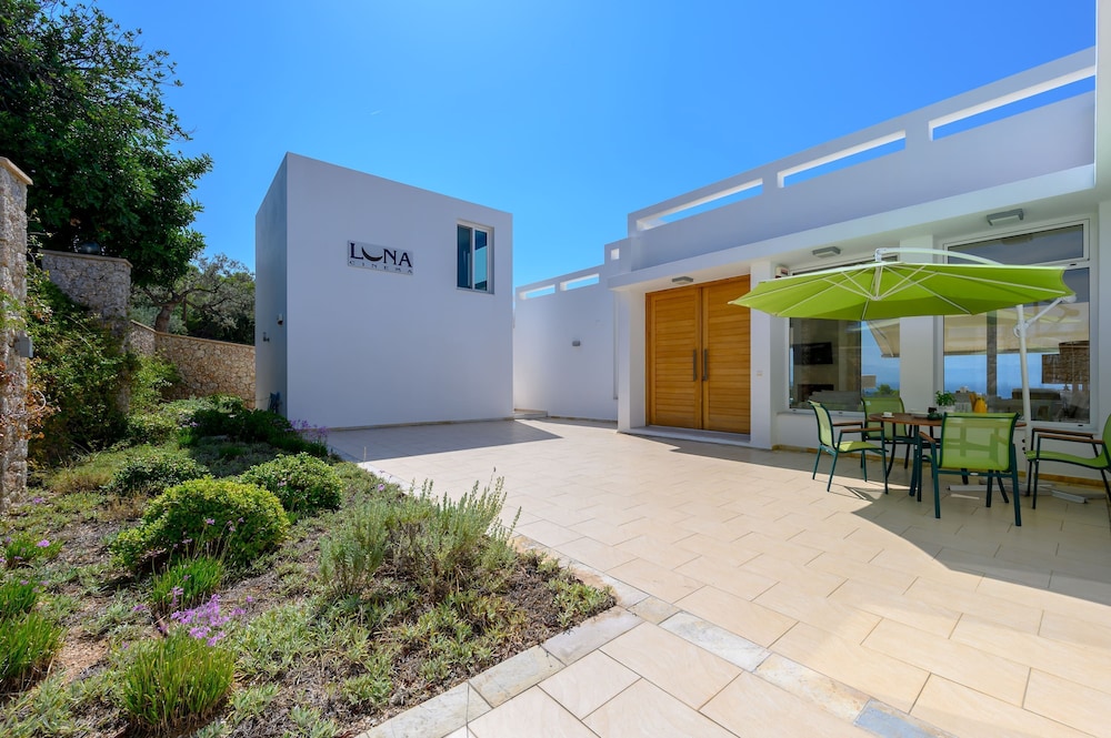 VIP Villa Panoramic Seaview Close to Beaches