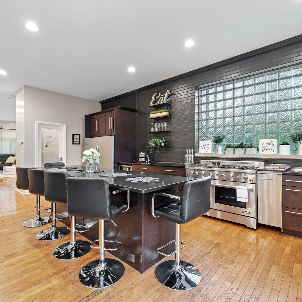Spacious Luxury Retreat 8 Bed Oasis With 6 Baths