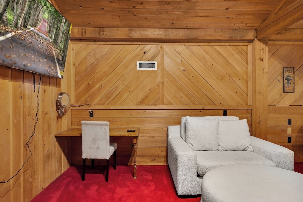 Pet-friendly 3BR Lake House Firepit + Pier