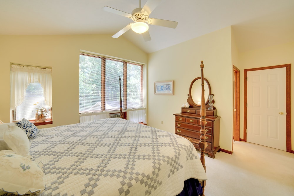 Private Beach! Year-round Lake Superior Retreat