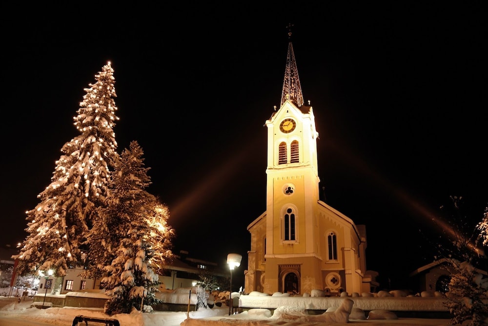 Alpen Select Lodge for 16-24 People