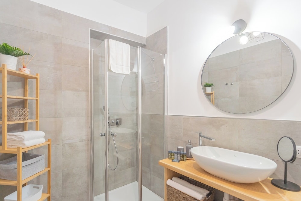 Independence Apartment With Balcony by Rent all Como