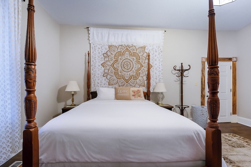 Central 4BR Historic Gem Near Colleges