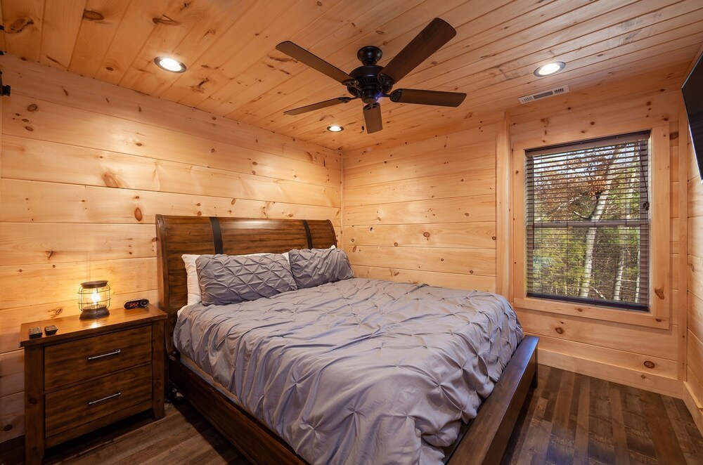 Luxury Good Vibes Cabin With Tub by RedAwning view 3