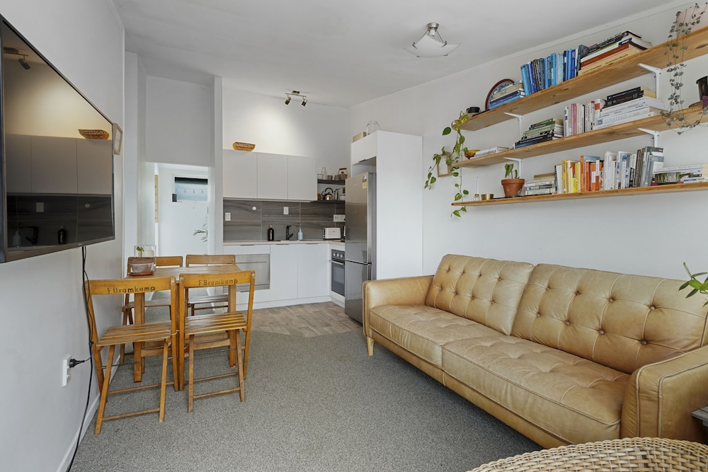 Central Quiet 2BR Apt - Wifi - Parking — Auckland