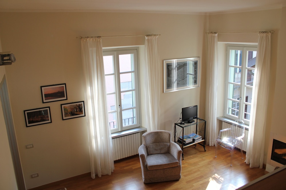 Via Rusconi10 en Como — hotel room