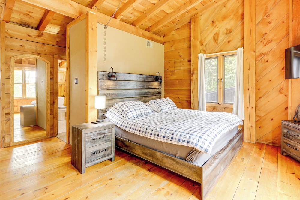 7 Mi to Glens Falls: Peaceful Retreat w/ Game Room