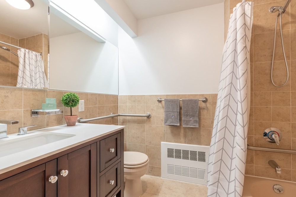 Cypress Court I by Rove Travel 2BR Harlem Apt