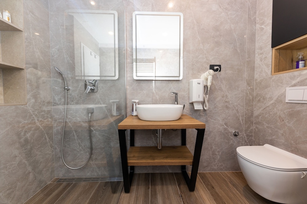 Orange Apartment - Okrug Gornji Seaside Retreat