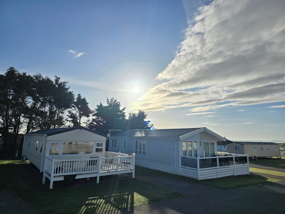 3 Bed-sleeps 8-free Parking-5 Min to Beach