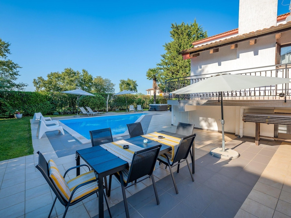 Scenic Villa With Private Garden