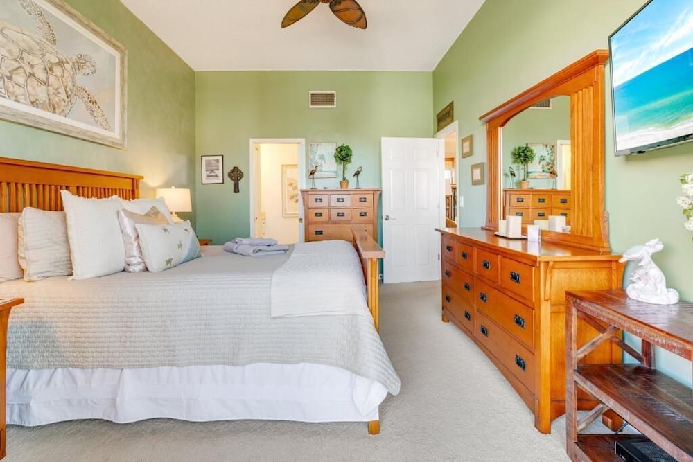 Coastal Lakehouse Condo on Siesta Key Public Beach