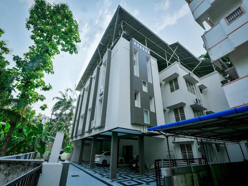 OYO 14271 Modern Studio Near Lulu Mall