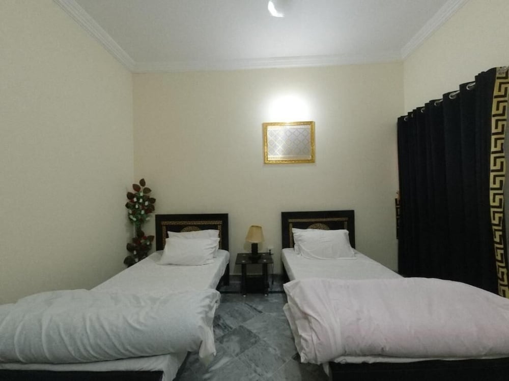 Room-room Cozy Guest Room in Rawalpindi